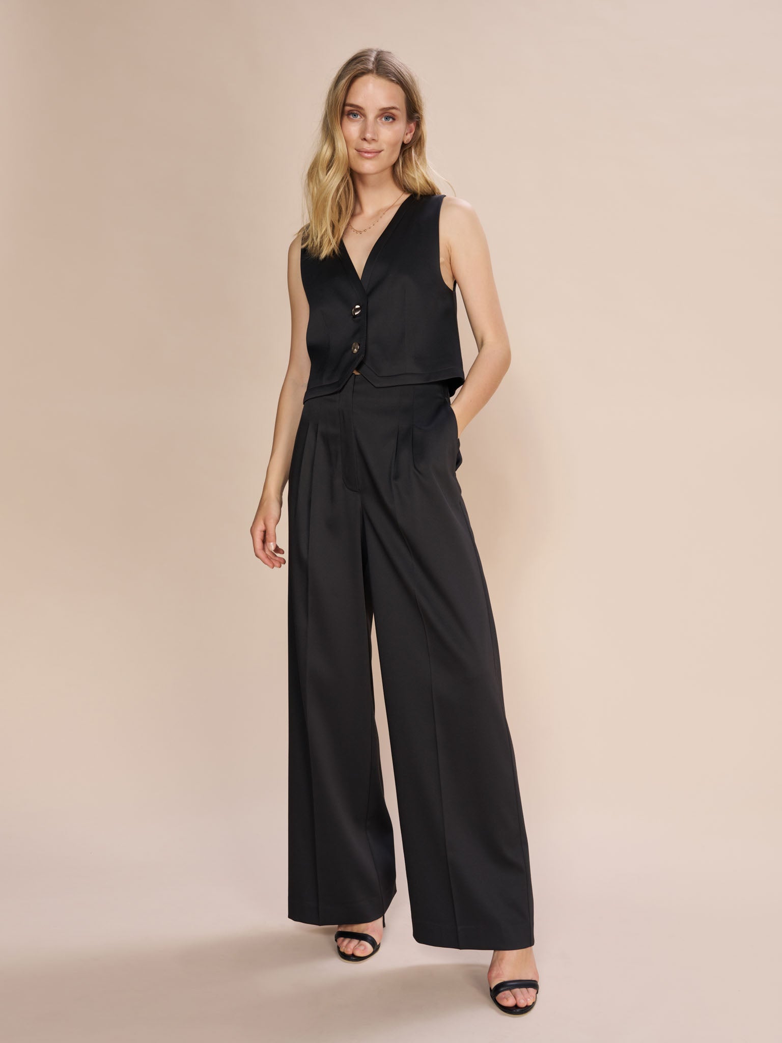 Modelshot / Black / Detail